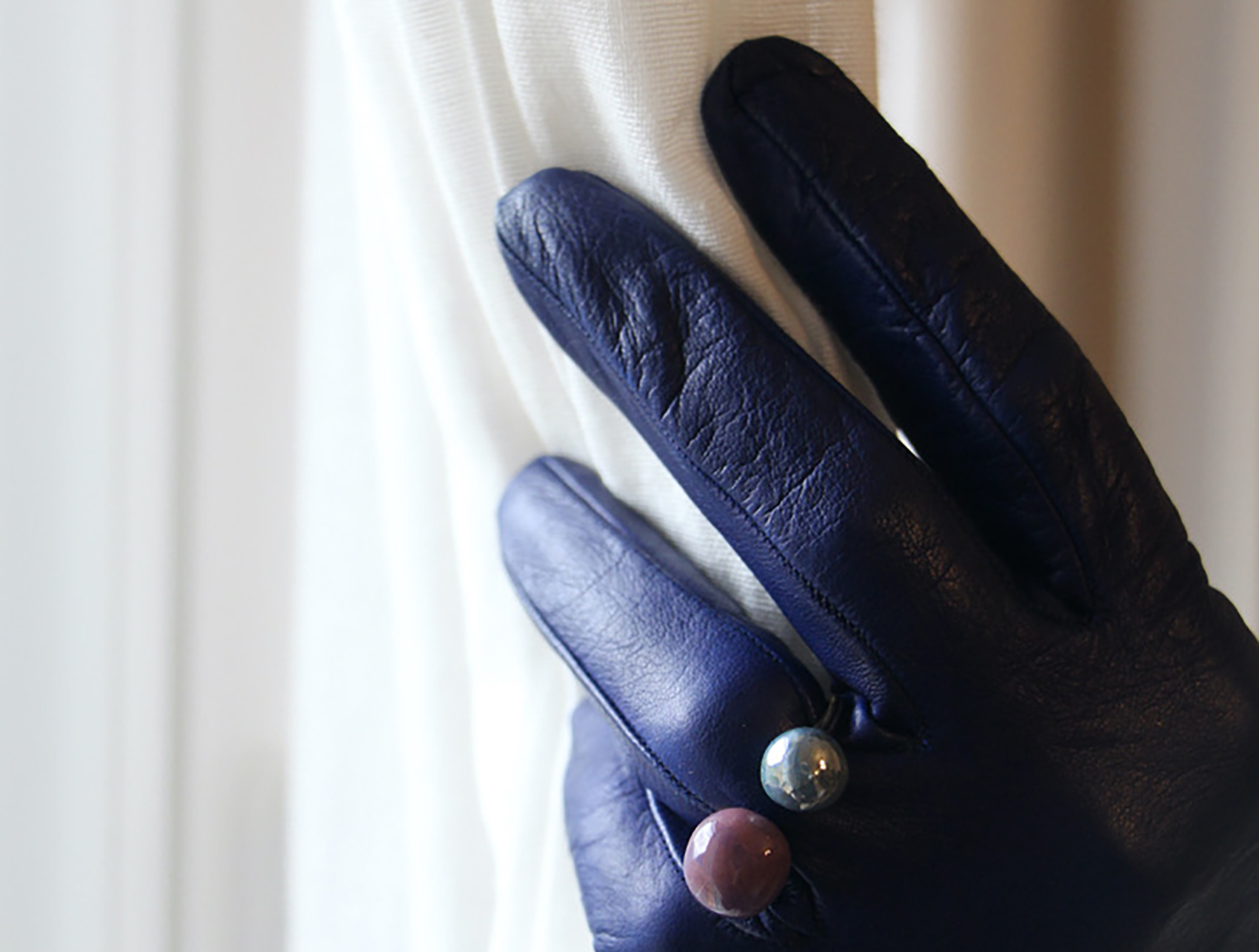 Bague en céramique artisanale – bijou fait main signé Véro Vagh à Salernes, création unique entre art et design contemporain.