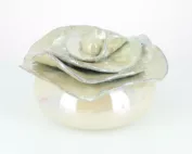 Boite pivoine en céramique. Email platine. Fabriquée avec soin dans mon atelier à Salernes