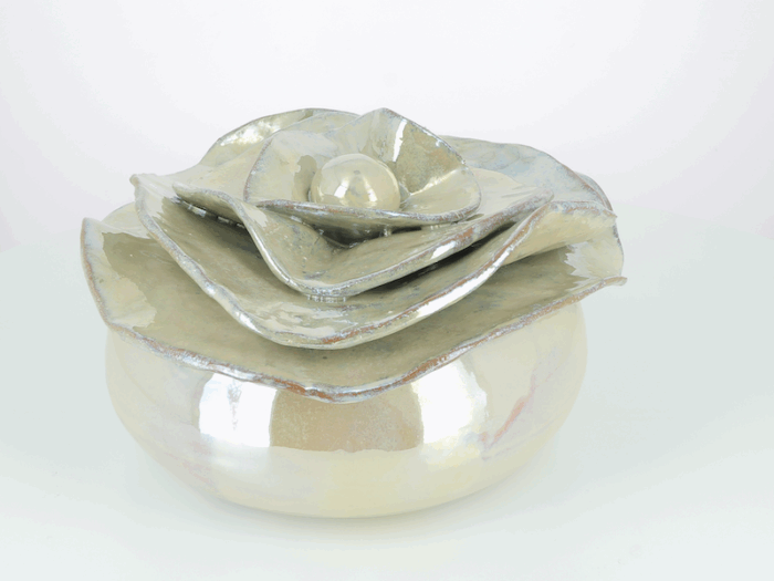 Boite pivoine en céramique. Email platine. Fabriquée avec soin dans mon atelier à Salernes