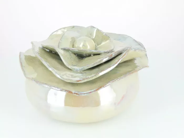 Boite pivoine en céramique. Email platine. Fabriquée avec soin dans mon atelier à Salernes