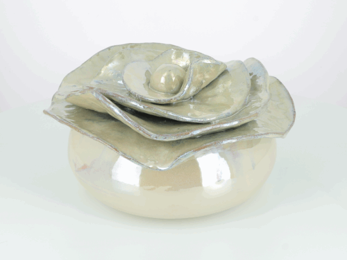 Boite pivoine en céramique. Email platine. Fabriquée avec soin dans mon atelier à Salernes