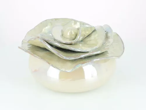 Boite pivoine en céramique. Email platine. Fabriquée avec soin dans mon atelier à Salernes