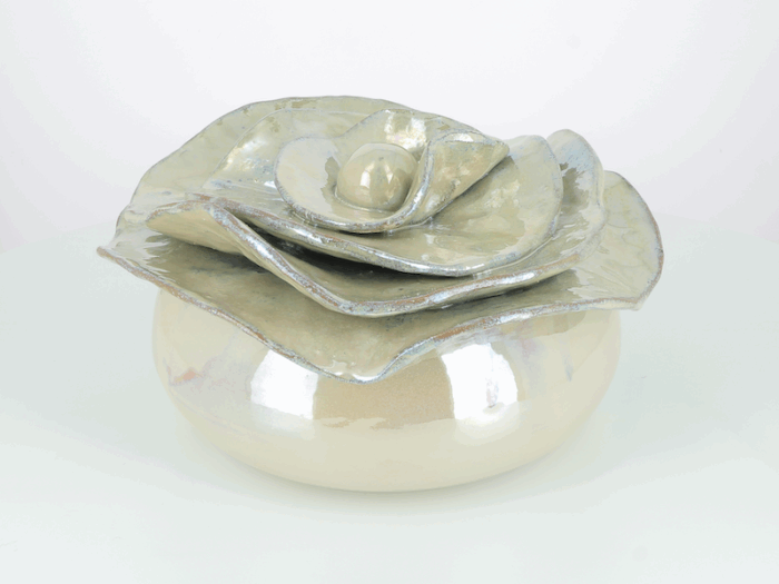 Boite pivoine en céramique. Email platine. Fabriquée avec soin dans mon atelier à Salernes