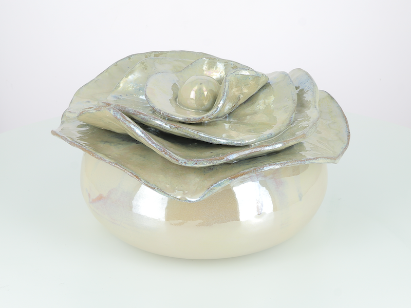 Boite pivoine en céramique. Email platine. Fabriquée avec soin dans mon atelier à Salernes