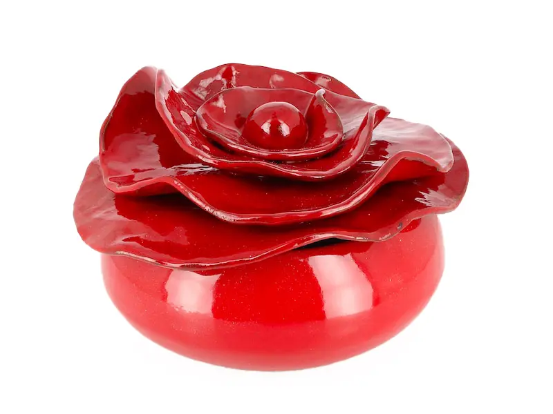 Boite pivoine en céramique. Email rouge. Fabriquée avec soin dans mon atelier à Salernes