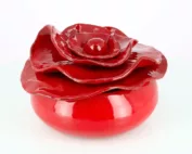 Boite pivoine en céramique. Email rouge. Fabriquée avec soin dans mon atelier à Salernes