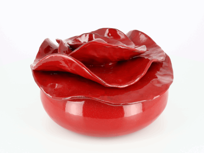 Boite pivoine en céramique. Email rouge. Fabriquée avec soin dans mon atelier à Salernes