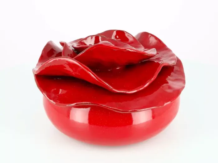Boite pivoine en céramique. Email rouge. Fabriquée avec soin dans mon atelier à Salernes