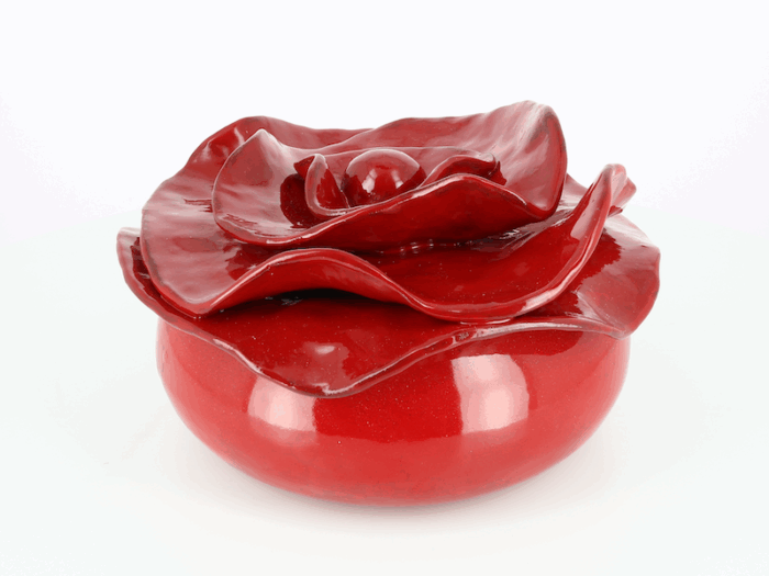 Boite pivoine en céramique. Email rouge. Fabriquée avec soin dans mon atelier à Salernes