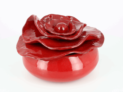 Boite pivoine en céramique. Email rouge. Fabriquée avec soin dans mon atelier à Salernes