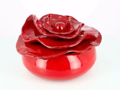 Boite pivoine en céramique. Email rouge. Fabriquée avec soin dans mon atelier à Salernes
