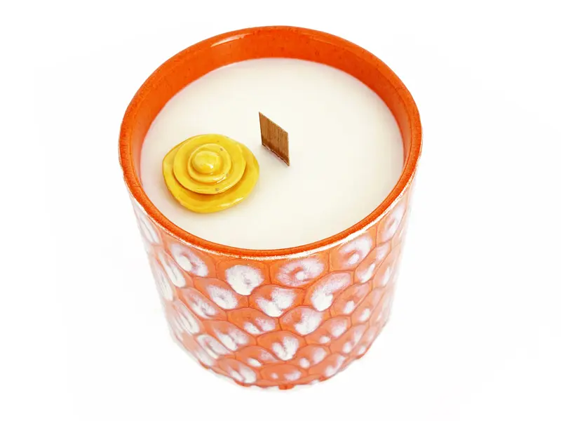 Bougie, cire de soja dans son pot en céramique décor "écailles". Salernes