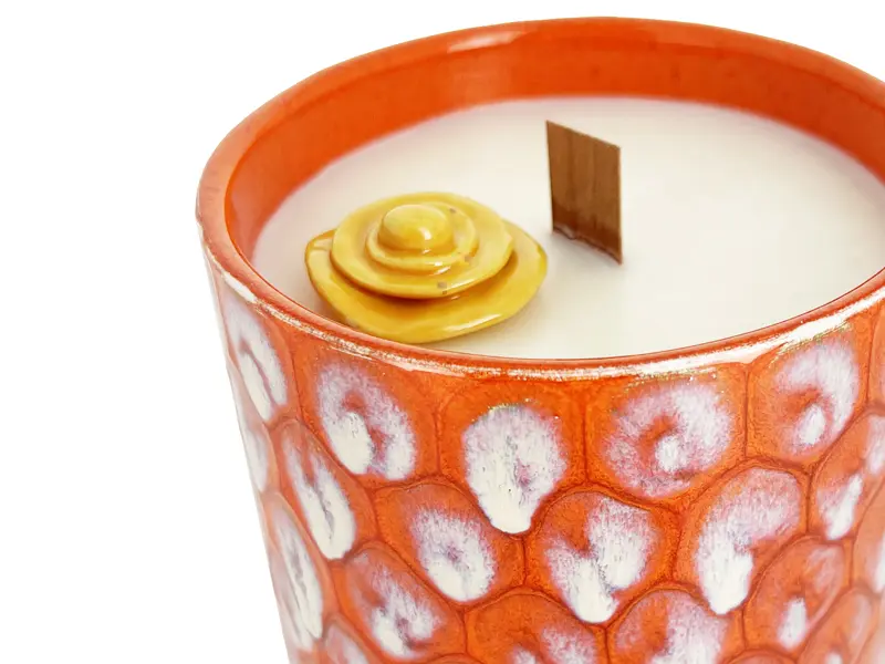 Bougie, cire de soja dans son pot en céramique décor "écailles". Salernes