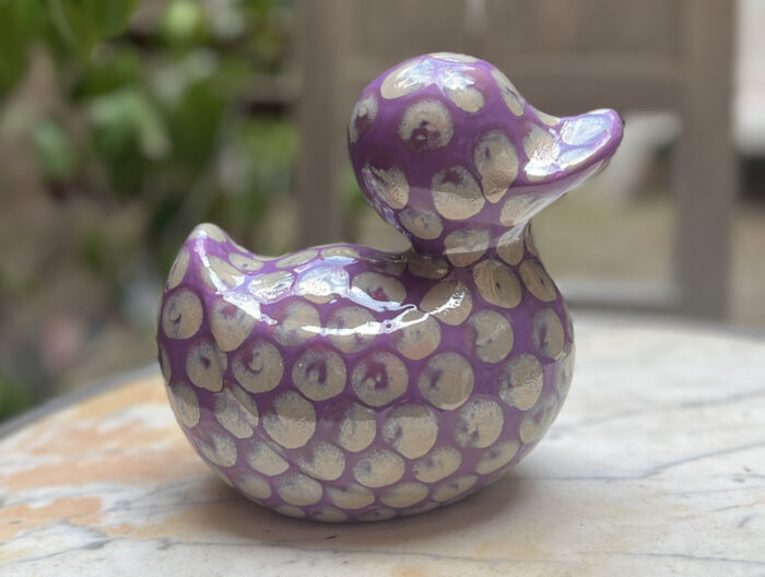 canard en céramique violet. Objet décoratif fabriqué dans mon atelier à Salernes France