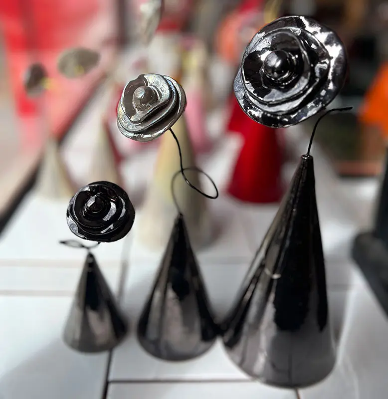 Fleurs noir or en céramique artistique sur socle conique – création décorative faite main par Véro Vagh à Salernes, objets céramique poétique.