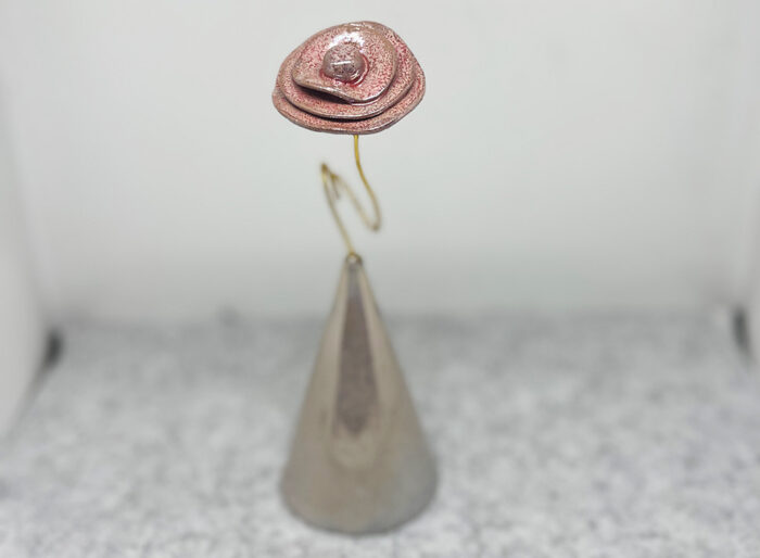 Fleur sur socle conique