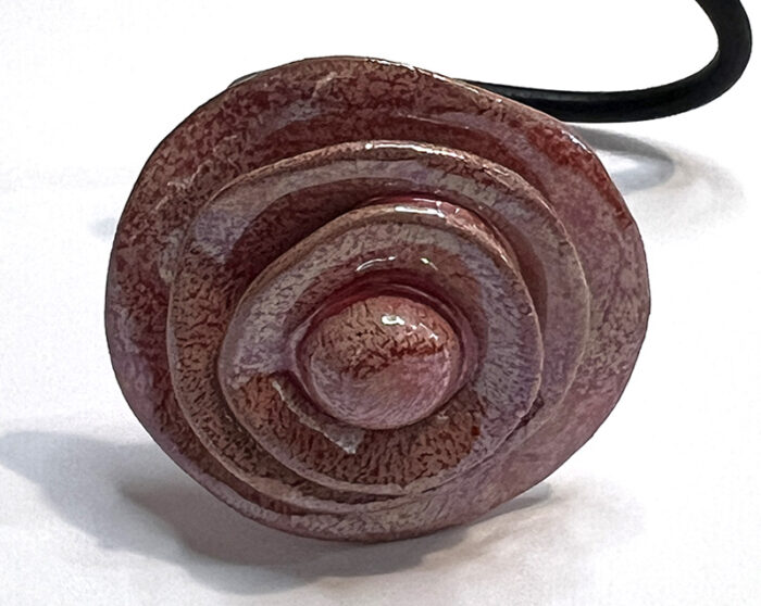 Petite fleur en céramique artisanale avec tige flexible – création décorative faite main par Véro Vagh à Salernes, idéale pour compositions florales ou objets poétiques.
