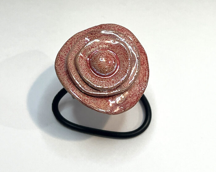 Petite fleur en céramique artisanale avec tige flexible – création décorative faite main par Véro Vagh à Salernes, idéale pour compositions florales ou objets poétiques.