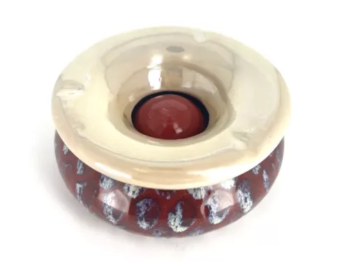 Grand cendrier rouge décor écailles de chez Véro Vagh