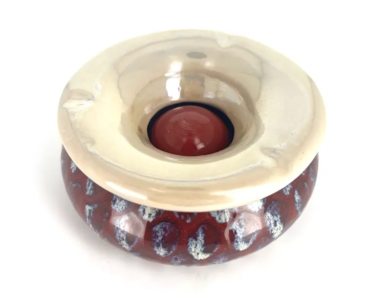 Grand cendrier rouge décor écailles de chez Véro Vagh