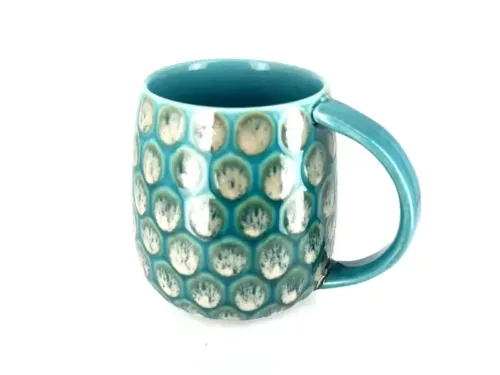 Mug turquoise en céramique décor'ecailles" fait main par Véro Vagh à Salernes