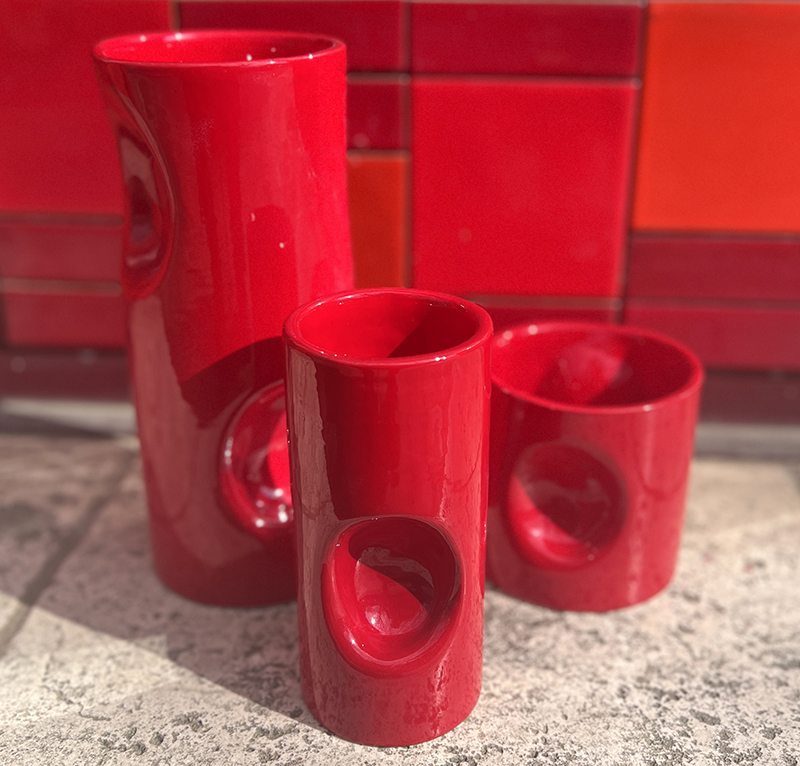 Vases rouges – collection céramique POP de Véro Vagh, créations artisanales colorées et contemporaines fabriquées à Salernes en Provence. Belle idée cadeau