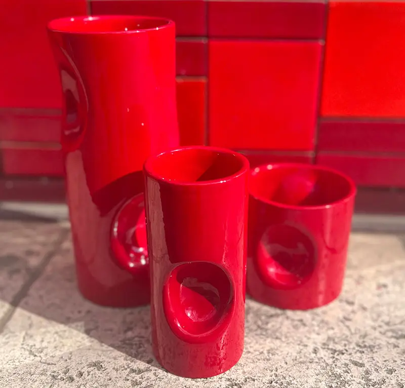 Vases rouges – collection céramique POP de Véro Vagh, créations artisanales colorées et contemporaines fabriquées à Salernes en Provence. Belle idée cadeau
