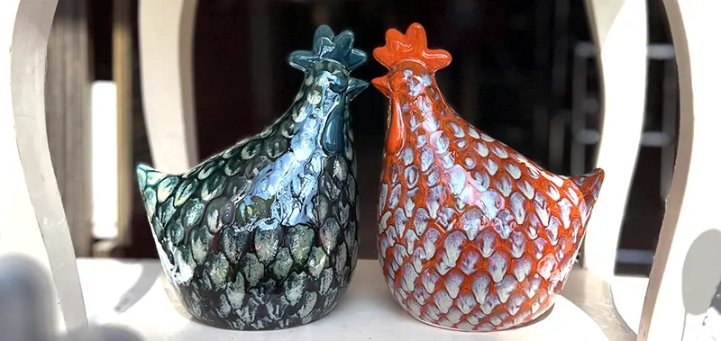 🐔 Les poules en céramique 3 Poule en céramique pour Pâques fait main décor écailles VERO VAGH Salernes