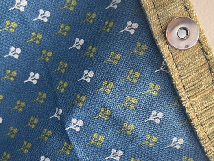 Détail du sac “Madeleine” en tissu fait main avec étiquette “Nana” et détail en céramique – création artisanale signée Véro Vagh à Salernes.
