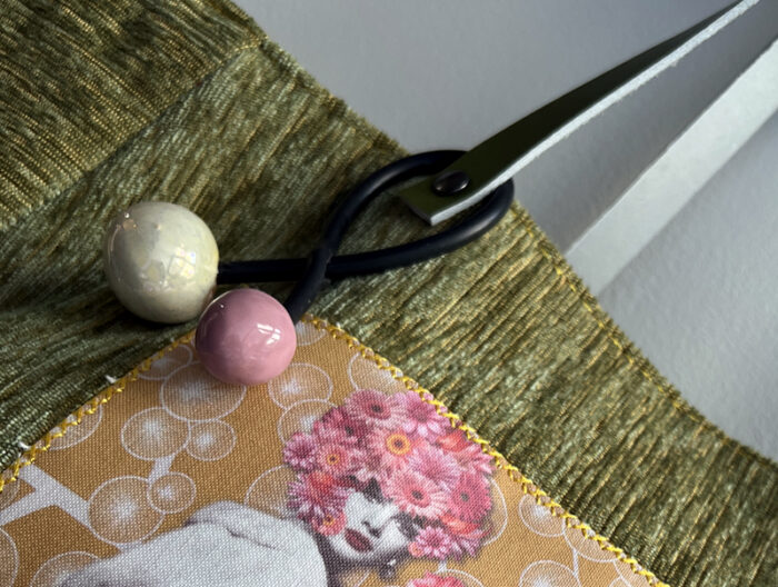 detail Sac “Madeleine” en tissu fait main avec étiquette “Nana” et détail en céramique – création artisanale signée Véro Vagh à Salernes.