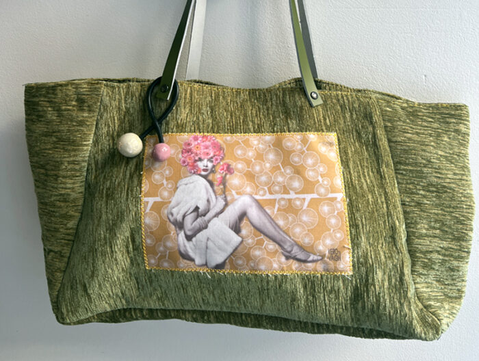 Sac “Madeleine” en tissu fait main avec étiquette “Nana” et détail en céramique – création artisanale signée Véro Vagh à Salernes.