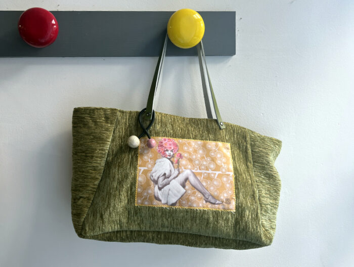 Sac “Madeleine” en tissu fait main avec étiquette “Nana” et détail en céramique – création artisanale signée Véro Vagh à Salernes.