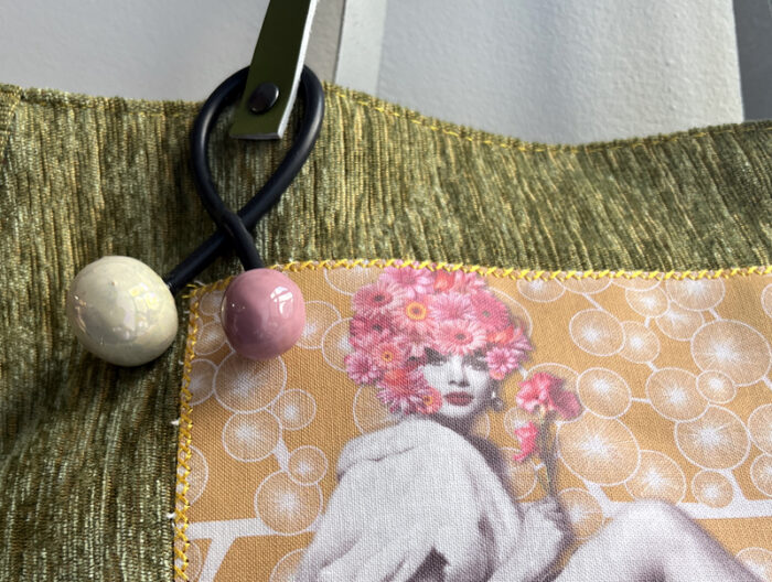 Sac “Madeleine” en tissu fait main avec étiquette “Nana” et détail en céramique – création artisanale signée Véro Vagh à Salernes.