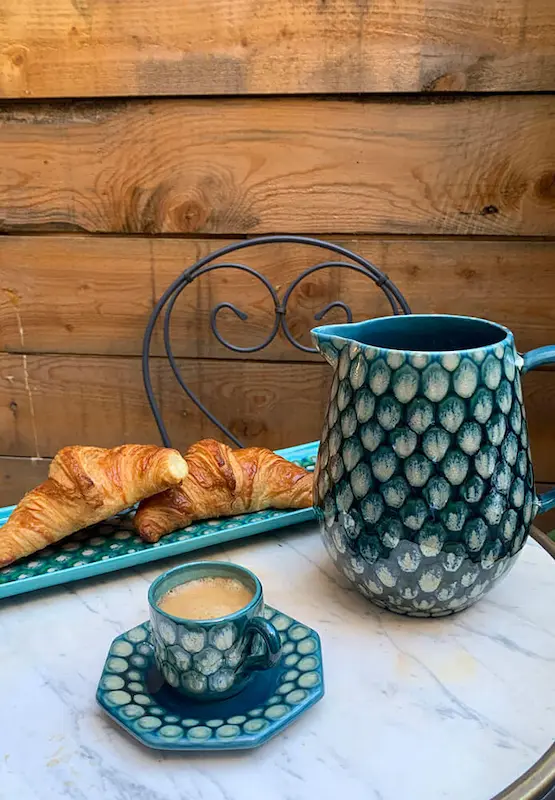 Tasses à café pour le petit déjeuner avec les croissants