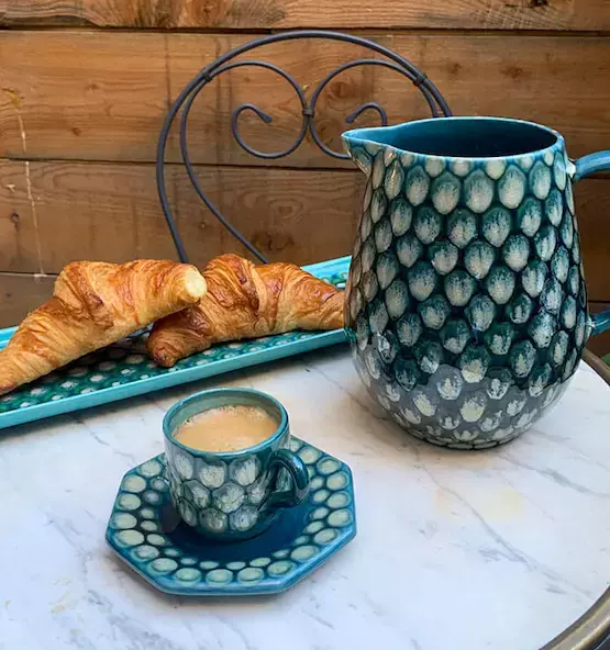 tasse-verovagh-pichet-croissants Tasse à café et pichet, création céramique de Véro Vagh à Salernes