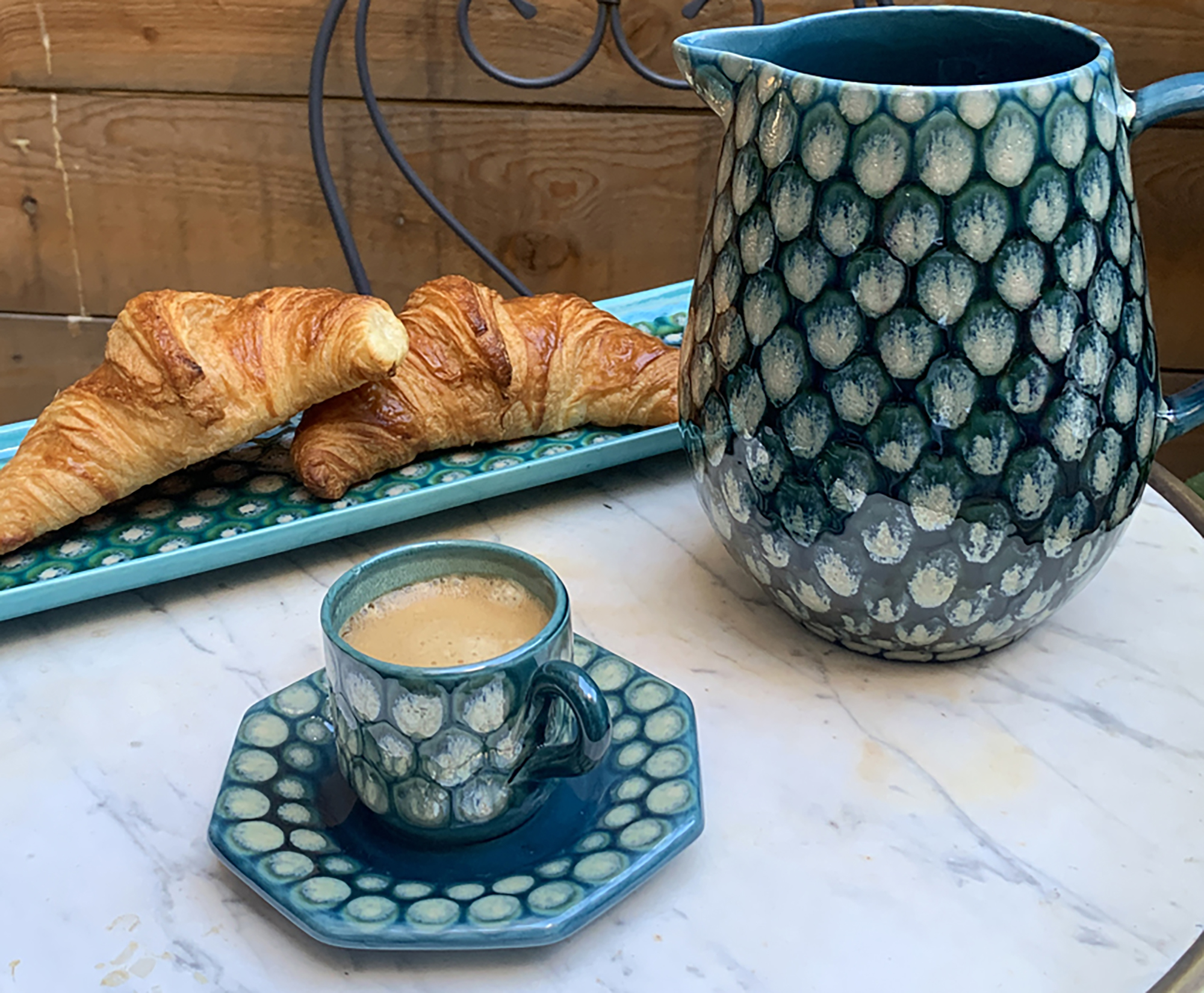 Pichet et tasse à café en céramique artisanale – création unique faite main par Véro Vagh à Salernes, art de la table en céramique artistique.