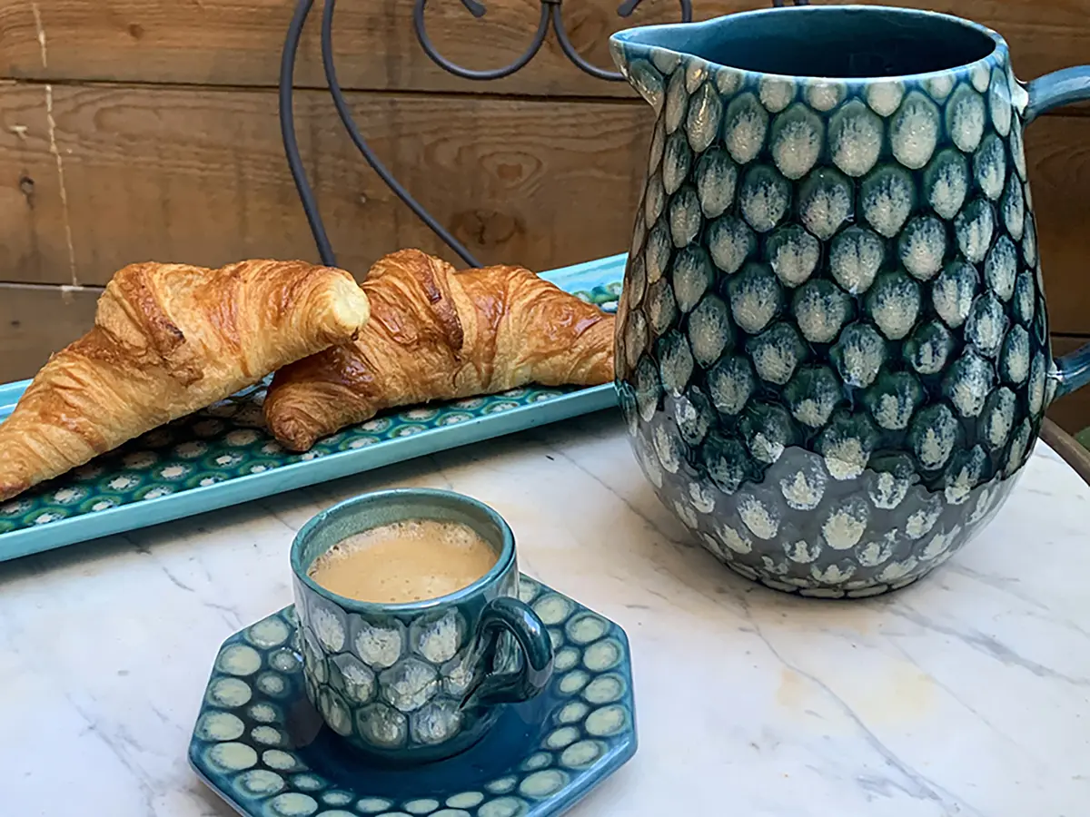 tasse-verovagh-pichet-petitdej Céramique artistique poterie artisanale création textile à Salernes en Provence