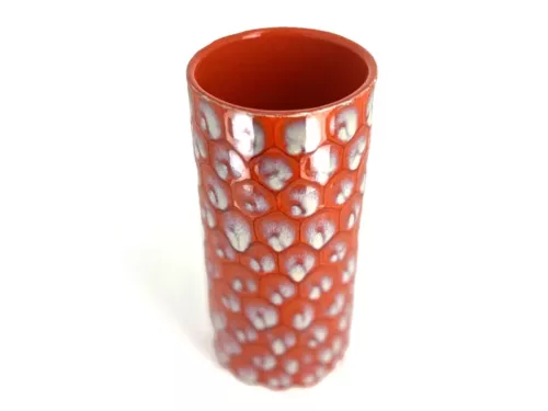 Petit vase tube orange en céramique artisanale avec décor écailles en relief